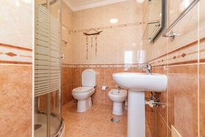 Comfort-Dreibettzimmer, eigenes Bad | Badezimmer | Toilettenpapier