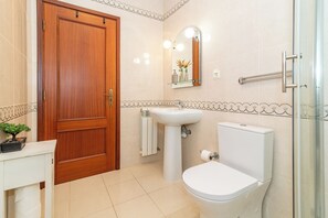 Comfort Room, 1 Bedroom | Bathroom | Toilet paper