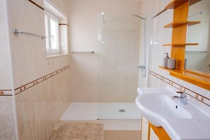 Comfort Double or Twin Room, Balcony, Ocean View | Bathroom - SURFinn Figueira Da Foz (Buarcos)