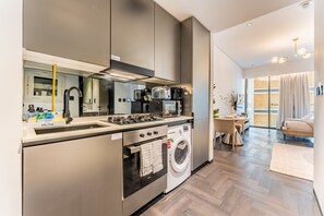 Kühlschrank, Mikrowelle, Herdplatte, Wasserkocher mit Kaffee-/Teezubehör