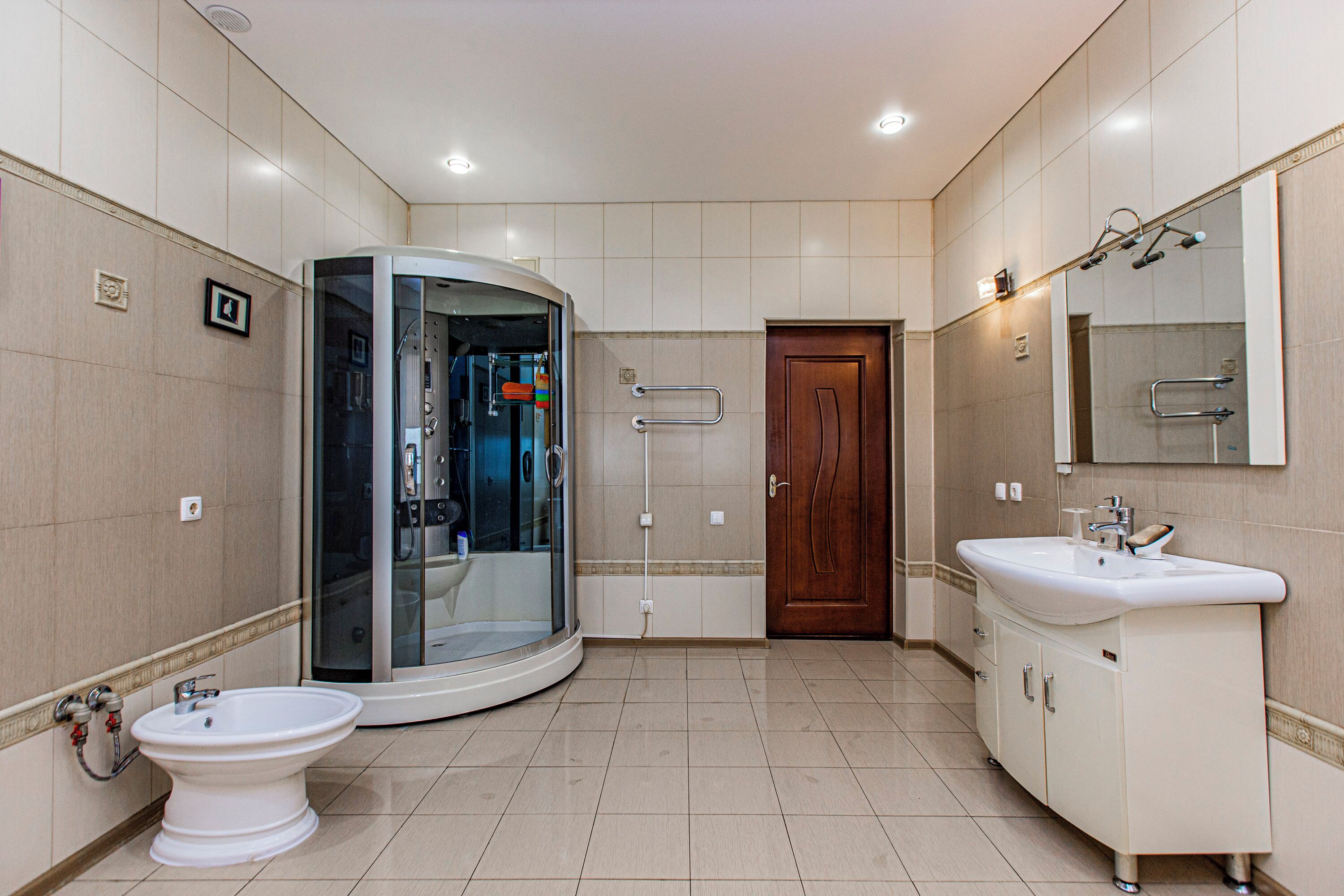 Dusche, Whirlpool, Haartrockner, Bidet