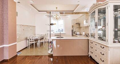 Уютный и спокойный дом в коттеджном городке, 6 комнат, 5 спален в Алматы