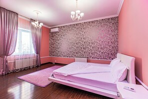 5 عدّة غرف نوم ومكواة/لوح كي وخدمة الإنترنت وملاءات أسرّة