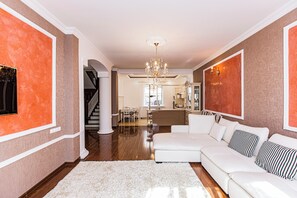 Living area - Уютный и спокойный дом в коттеджном городке, 6 комнат, 5 спален в Алматы (Almaty)