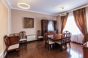 Dining - Уютный и спокойный дом в коттеджном городке, 6 комнат, 5 спален в Алматы (Almaty)