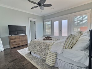 3 bedrooms, desk, iron/ironing board, free WiFi