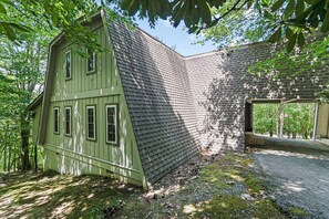 Exterior - 4BR Beech Mt Lodge w/ Firepit and Views (Beech Mountain)