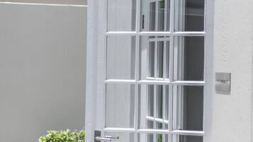 Habitación cuádruple clásica, vista al jardín | Detalle exterior