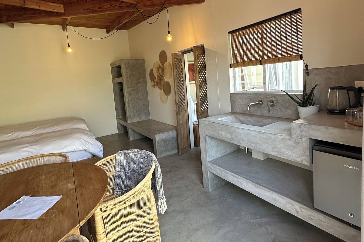 Classic-Vierbettzimmer, Gartenblick | Schreibtisch, laptopgeeigneter Arbeitsplatz, kostenloses WLAN