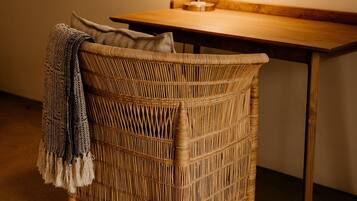 Habitación clásica con 2 camas individuales, vista al jardín | Interior