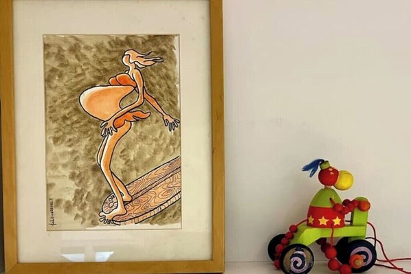A framed illustration of a stylized animal and a colorful toy car. - Quiet studio within the city walls, 150m from the beach (Saint-Malo)