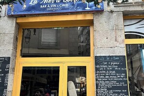 A storefront with a sign reading "La Mer à Boue BAR A VIN & CAVE SAINT-MALO". - Quiet studio within the city walls, 150m from the beach (Saint-Malo)