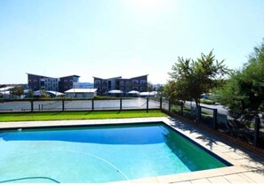 Outdoor pool - The Steynview Apartment (Sandton)