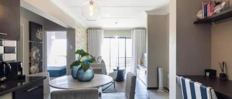 Apartamento, sacada, vista para a cidade | Opções para refeição