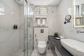 Premium Double Room | Bathroom | Free toiletries, hair dryer, towels, shampoo