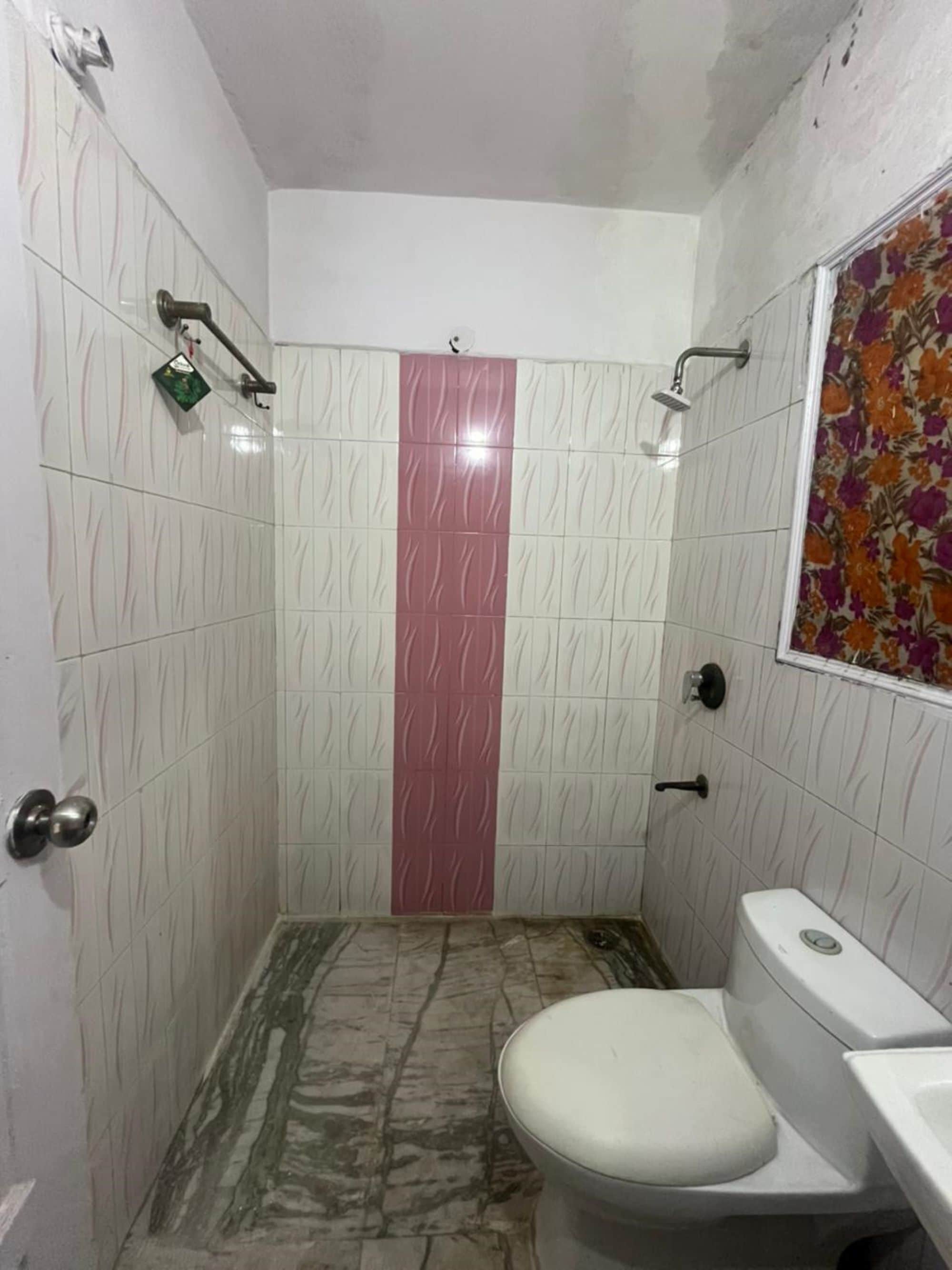 Quarto casal luxo, sacada | Banheiro | Chuveiro, toalhas de banho, sabonete, papel higiênico