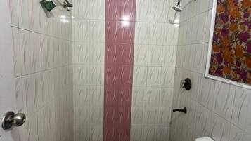 Quarto casal luxo, sacada | Banheiro | Chuveiro, toalhas de banho, sabonete, papel higiênico