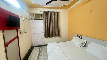Escritorio, wifi gratis y ropa de cama