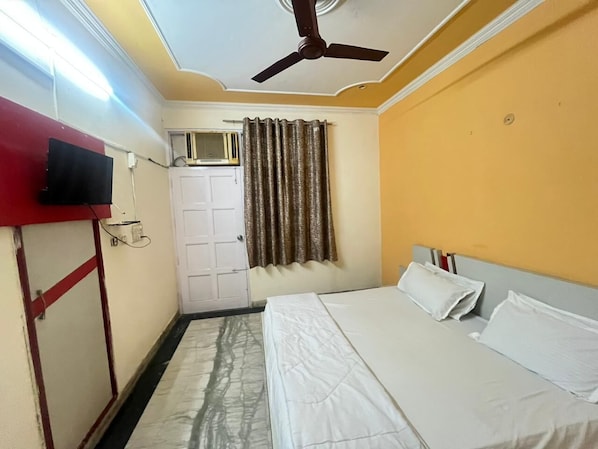 Deluxe Double Room, Balcony | Desk, free WiFi, bed sheets - Roomshala Hotel Blue Inn Noida Sector 51 (Noida)