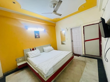 Desk, free WiFi, bed sheets. Roomshala Hotel Blue Inn Noida Sector 51