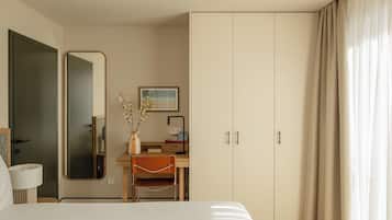 Een kluis op de kamer, een bureau, een laptopwerkplek