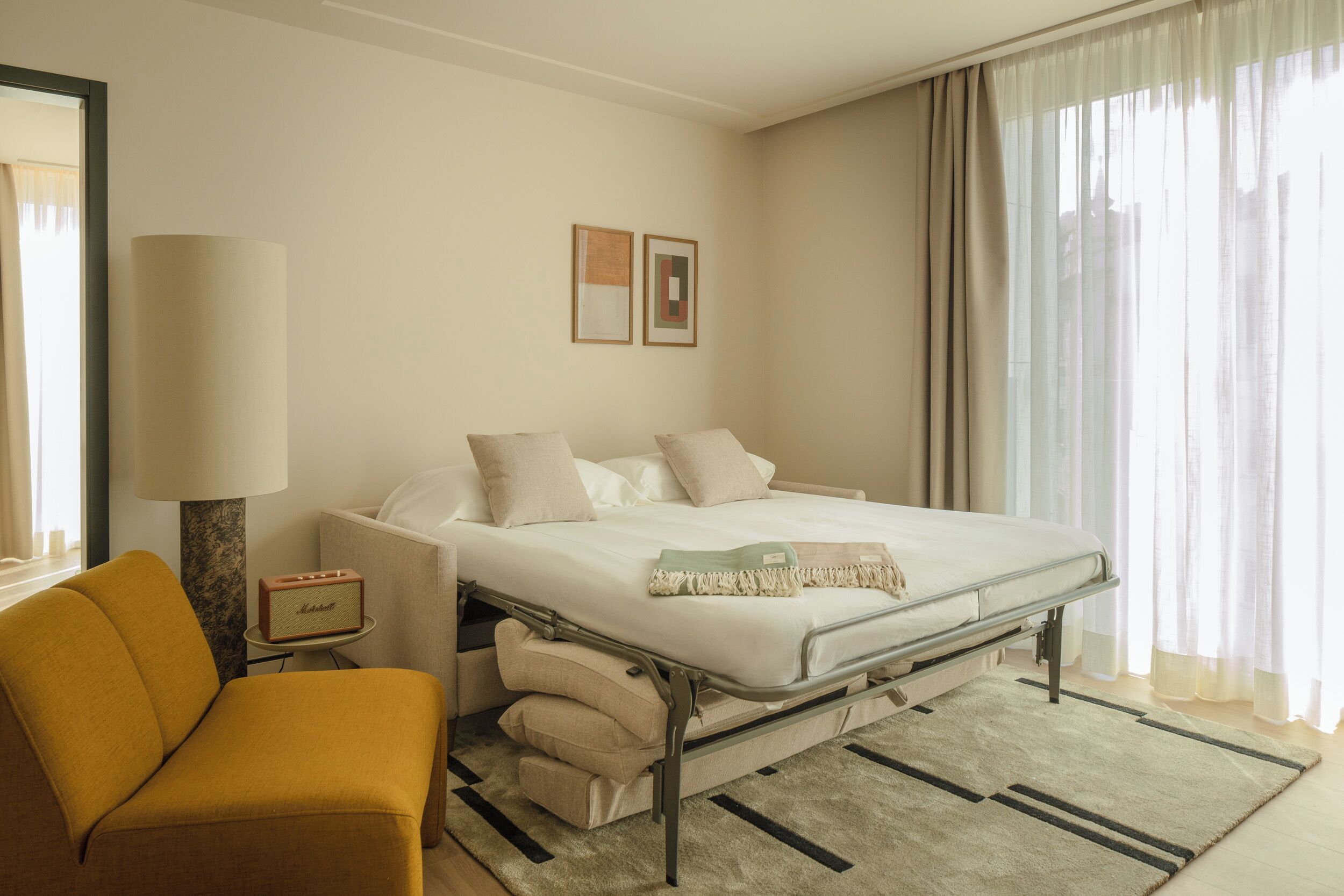 Deluxe appartement, 1 slaapkamer, uitzicht op stad | Een kluis op de kamer, een bureau, een laptopwerkplek