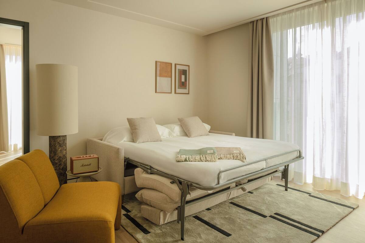 Căn hộ Deluxe, 1 phòng ngủ, quang cảnh thành phố | Két bảo mật tại phòng, bàn, khu vực làm việc phù hợp cho laptop