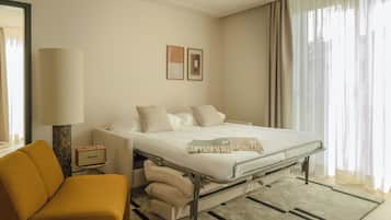 Deluxe appartement, 1 slaapkamer, uitzicht op de stad | Een kluis op de kamer, een bureau, een laptopwerkplek