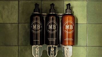 Een douche, een haardroger, handdoeken, zeep