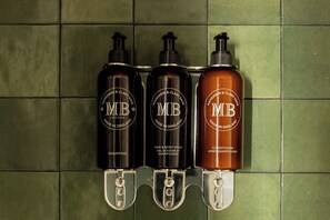 Een douche, een haardroger, handdoeken, zeep