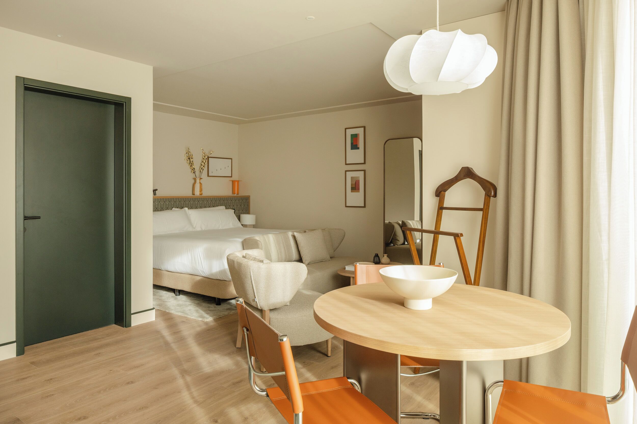 Deluxe studio, uitzicht op de stad | Een kluis op de kamer, een bureau, een laptopwerkplek