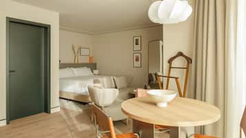 Deluxe studio, uitzicht op de stad | Een kluis op de kamer, een bureau, een laptopwerkplek