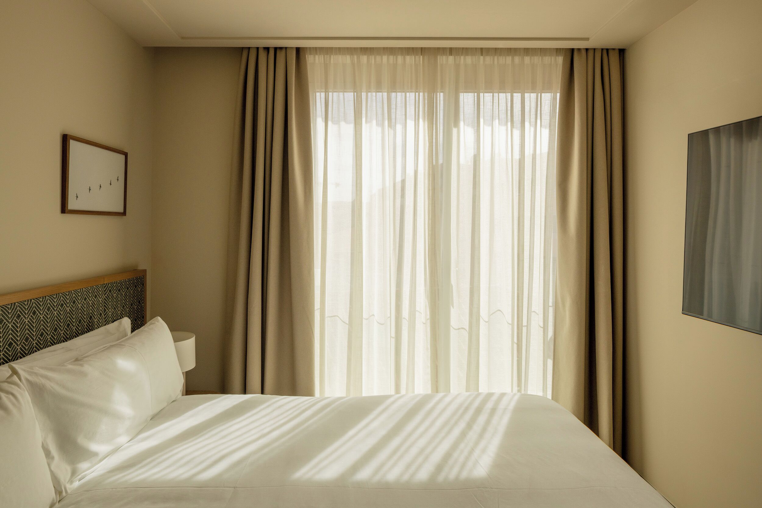 Een kluis op de kamer, een bureau, een laptopwerkplek