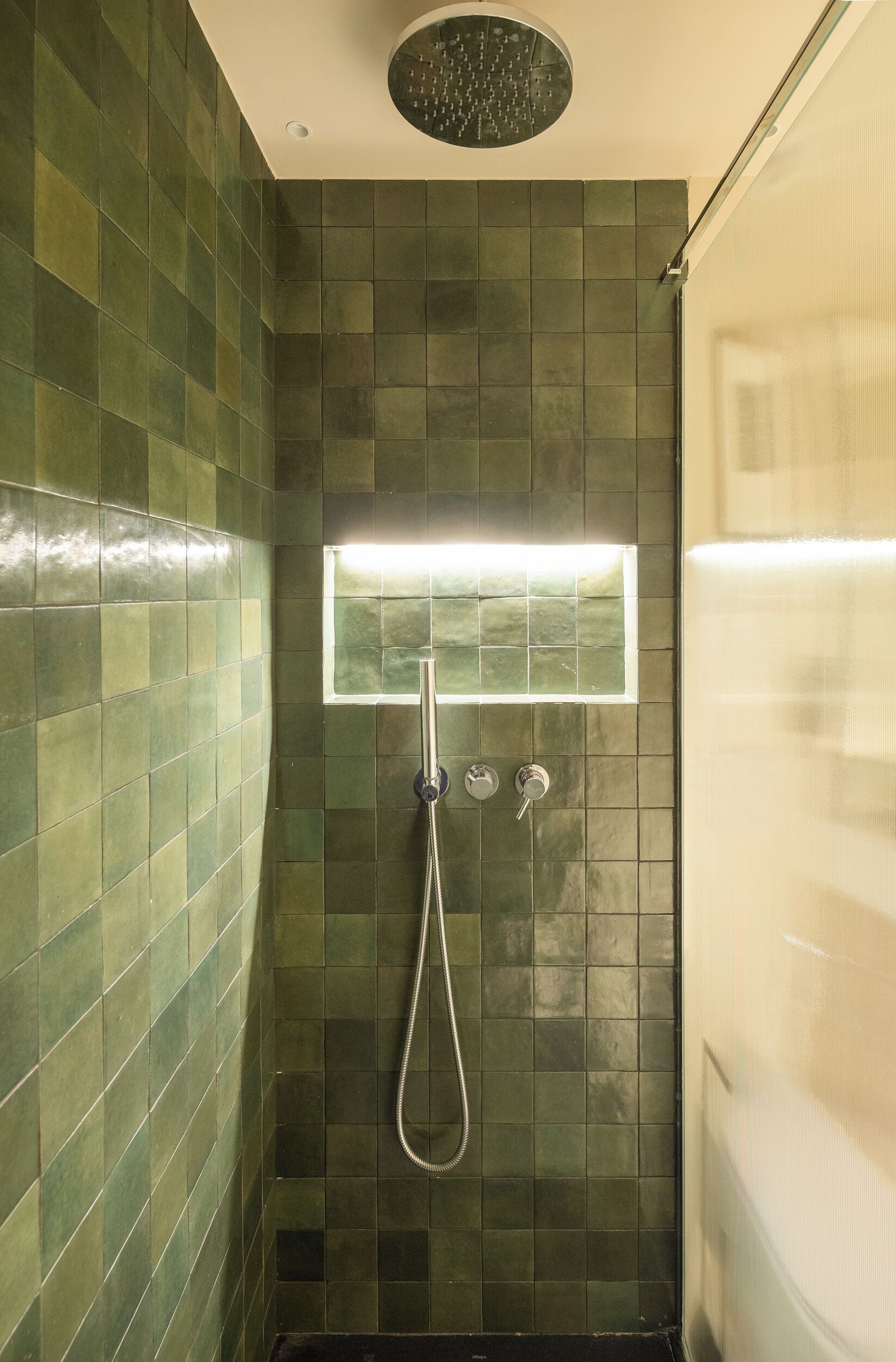 Een douche, een haardroger, handdoeken, zeep