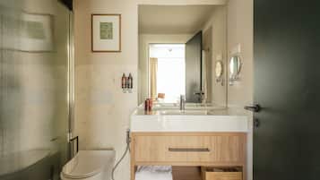 Een douche, een haardroger, handdoeken, zeep