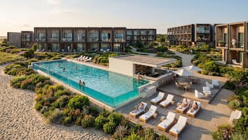 4 outdoor pools, pool umbrellas, sun loungers
