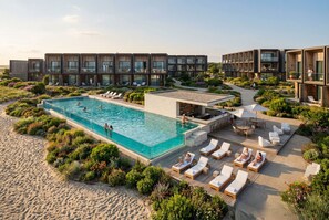 4 개의 야외 수영장, 수영장 파라솔, 일광욕 의자