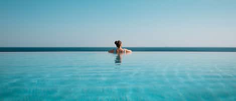 4 outdoor pools, pool umbrellas, sun loungers