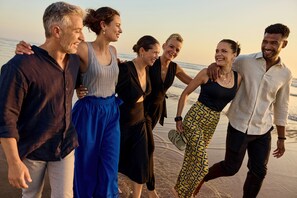 Eine Gruppe von Menschen steht am Strand.