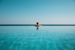 4 outdoor pools, pool umbrellas, sun loungers