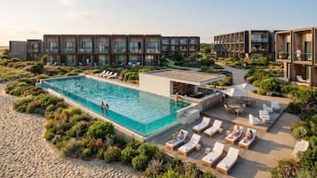 4 piscinas al aire libre, sombrillas, sillones reclinables de piscina
