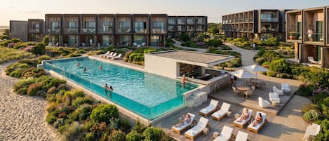 4 outdoor pools, pool umbrellas, sun loungers