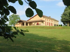 Property grounds - Charming atypical stone house (Tizac-de-Lapouyade)