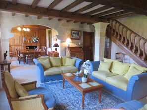 TV, books, music library, stereo - Charming atypical stone house (Tizac-de-Lapouyade)