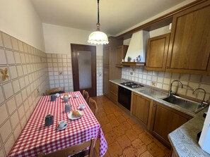 Microwave, oven, stovetop, dishwasher - La Coccinella Apartment with Better Sleep Technology (Gonars)