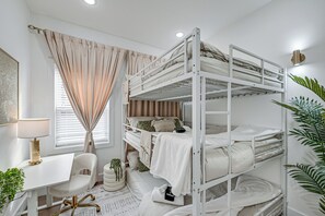 Interior - 6 Mi to Manhattan: Luxe Apt w/ City Views! (Jersey City)