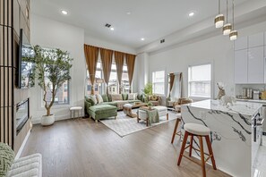 Interior - 6 Mi to Manhattan: Luxe Apt w/ City Views! (Jersey City)