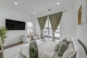 Interior - 6 Mi to Manhattan: Luxe Apt w/ City Views! (Jersey City)