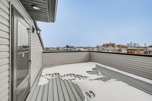 6 Mi to Manhattan: Luxe Apt w/ City Views!