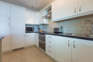 Opvaskemaskine, køkkentøj/tallerkener/redskaber